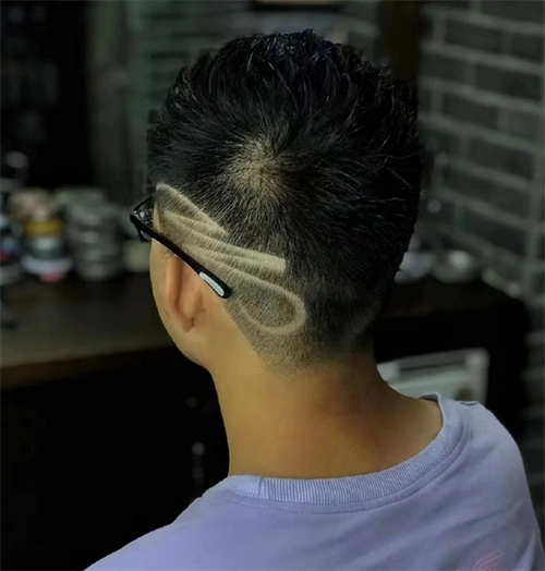 男生雕刻图案短发,绝对能使男生的气势度体