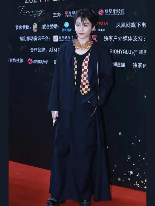 刘雨昕凤凰网时尚之选红毯穿搭越来越多样了