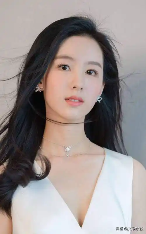 陈都灵仅凭一张证件照就击败了身价千亿的章泽天,她到底有多美?