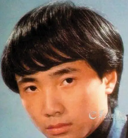 年轻时头发浓密昨日,有网友在微博曝光了徐峥20年前做"发模"时的照片