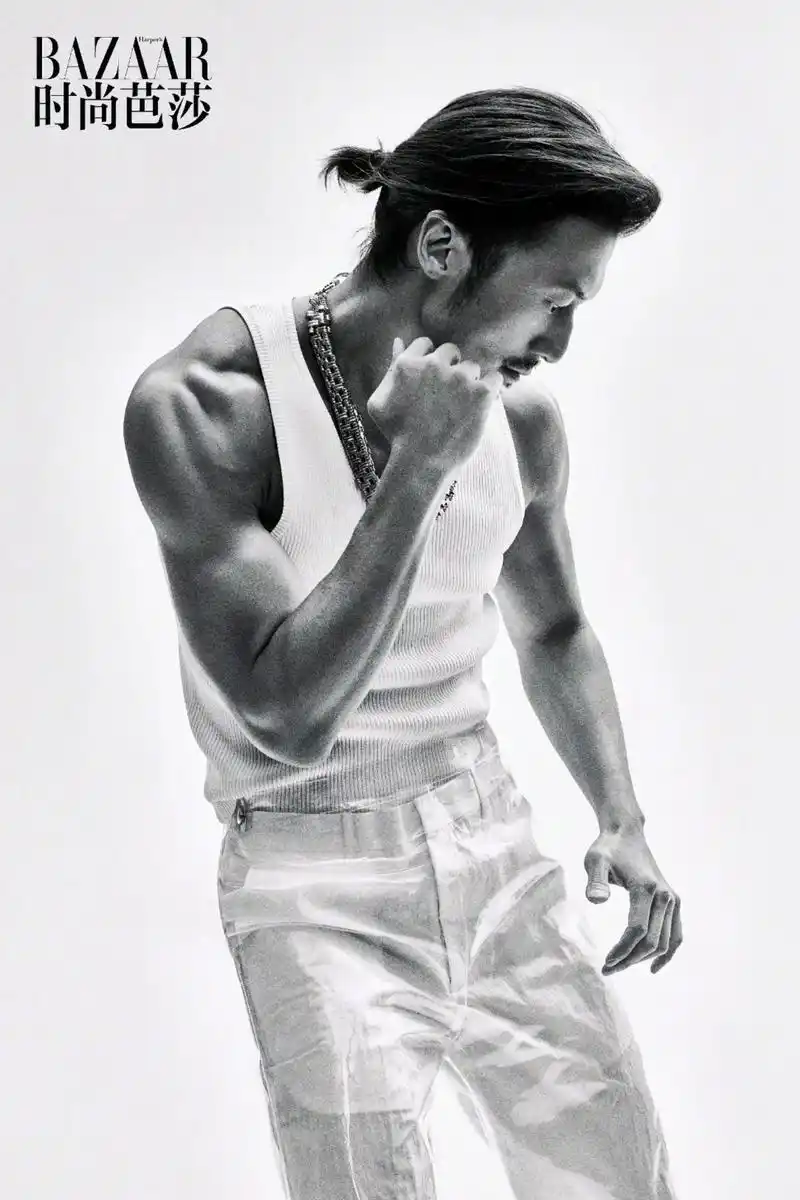 谢霆锋 #谢霆锋灰发真空西装造型 #时尚芭莎,这肌肉线条, - 抖音