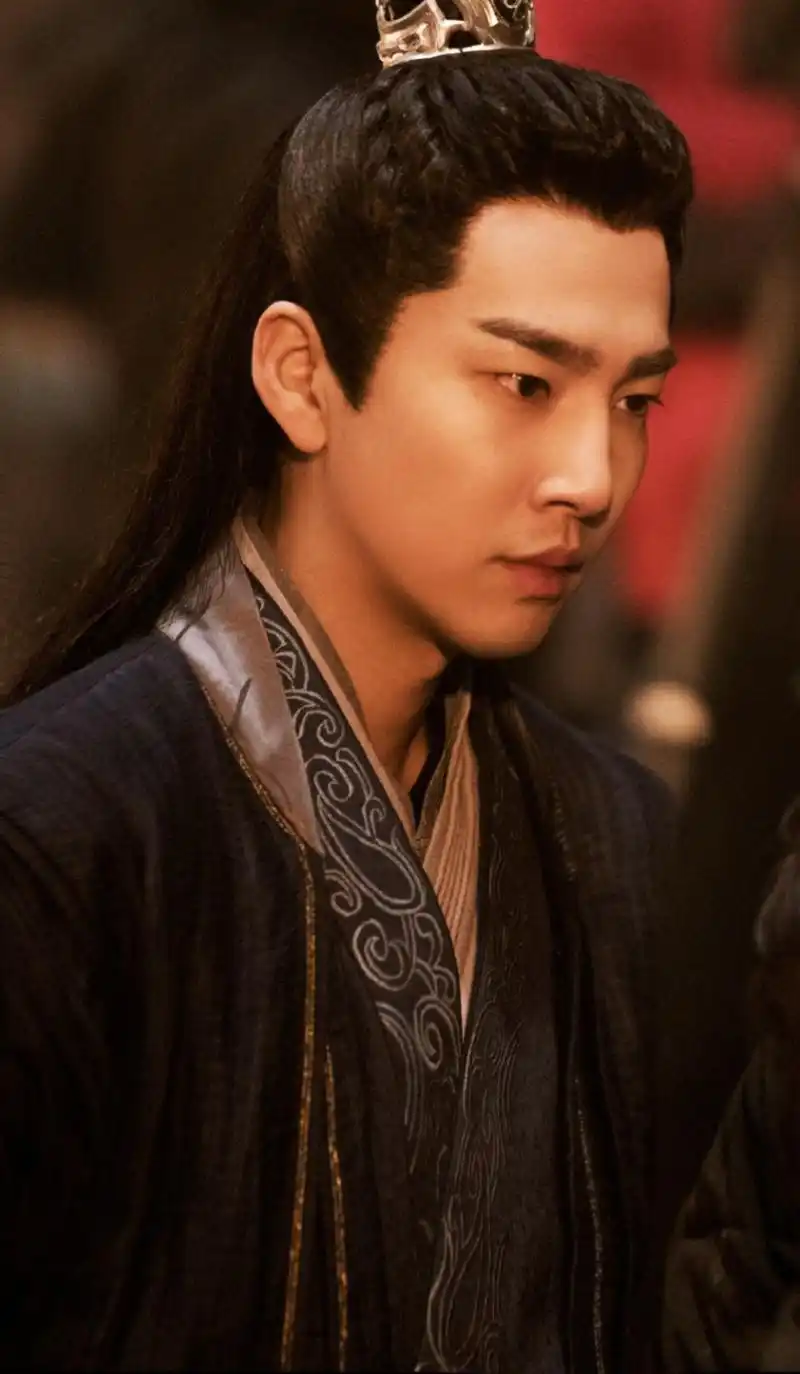 邹廷威古装现代装都是十分帅气的,不愧是山水渡的阁主,文雅内敛
