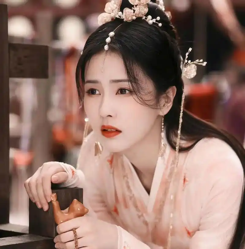 近日,白鹿在社交平台上分享了一组唯美的电视剧古装照片,引起了广泛的