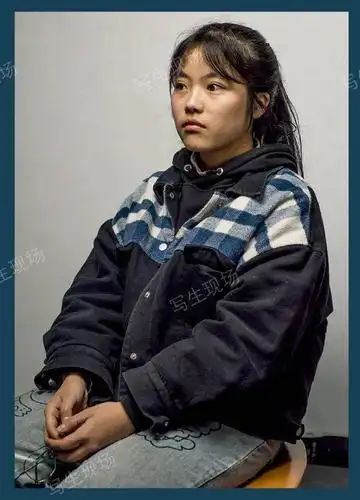 写生现场肖像照片在形体饱满程度和黑白灰层级关系上做了加强光影关系