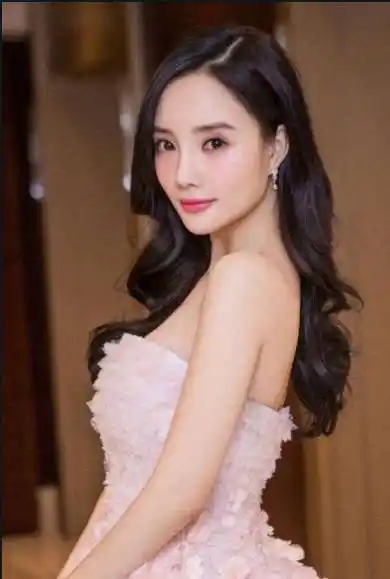 李小璐现在如何,当年为何分手贾乃亮?_网友_应采儿_pgone