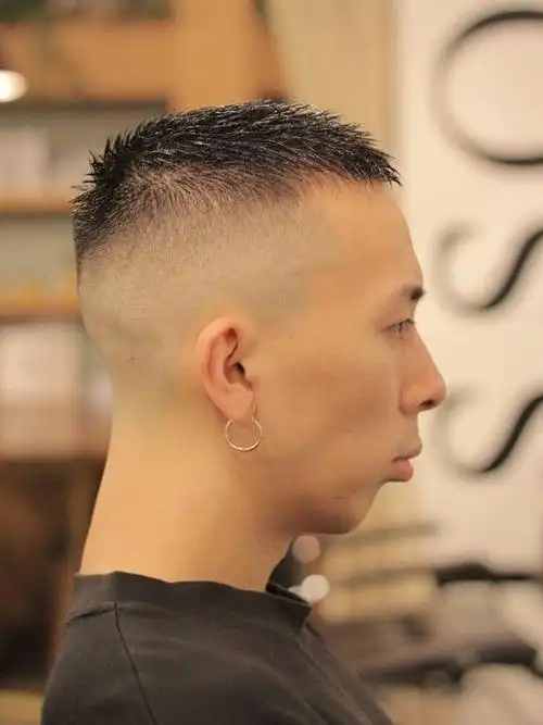 超短的男士寸头