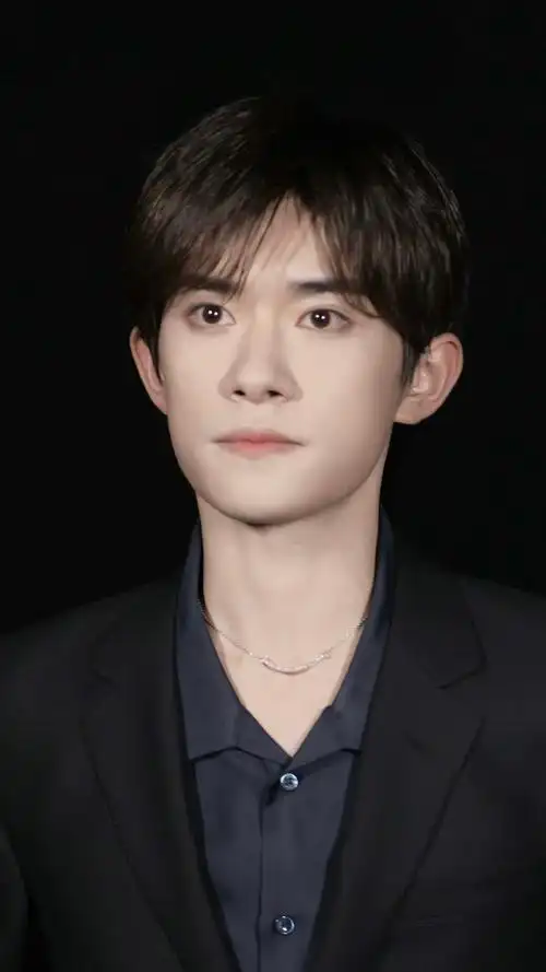 易烊千玺阿玛尼美妆全球品牌代言人