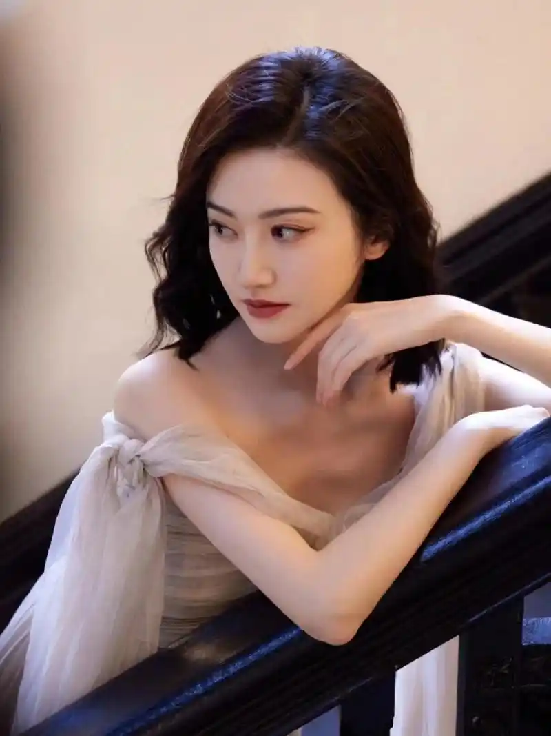 白宇跟倪妮的新剧《西出玉门》预计八月中旬上线  2.