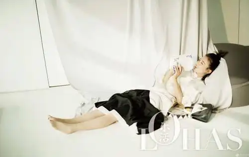 马思纯曝清新封面 深潜少女阳光明媚