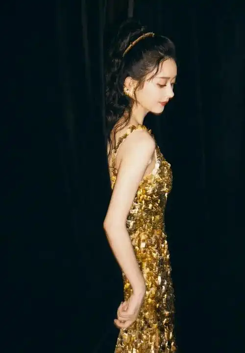 赵丽颖离婚后更自信穿吊带长裙亮相秀身材直角肩惹人羡慕