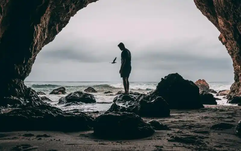 一个男子孤独的背影