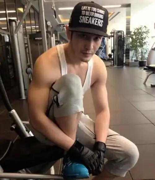 黄晓明瘦身30斤后大变样,颜值重回巅峰,网友:一点都不像44岁