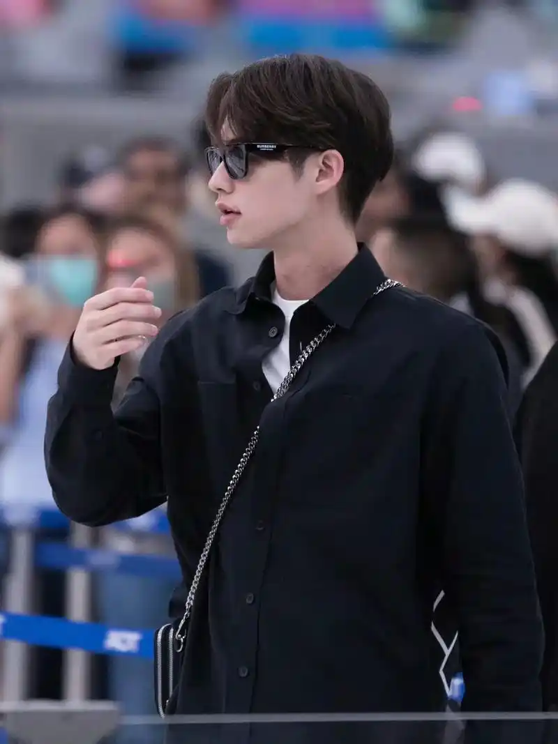 男明星的机场街拍 - 抖音