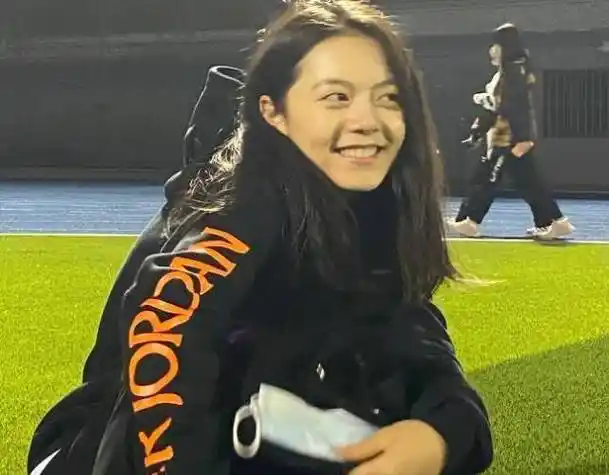 原创赵今麦晒大一生活素颜穿卫衣皮肤有点黑手机壳暴露感情现状