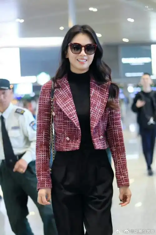刘涛冬日小香风出发长沙#刘涛机场出发小香风造型路透,姐姐笑得好