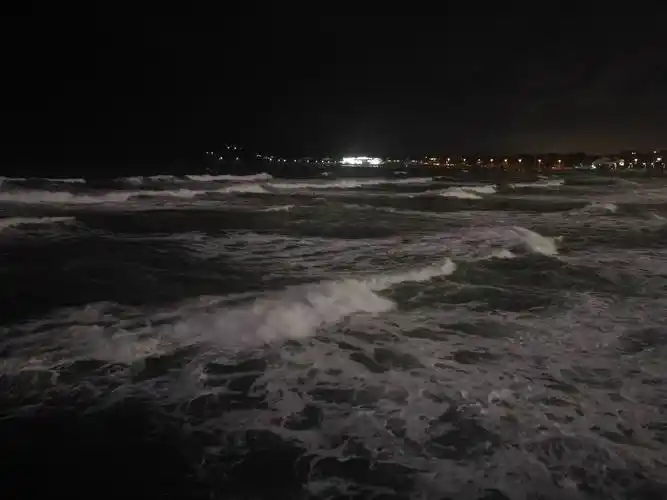 受台风影响晚上海边海浪依然很大