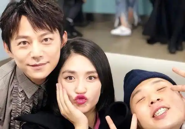 强吻,撩汉,乱认爸爸,这5位女星是真没有分寸感,还是要流氓?