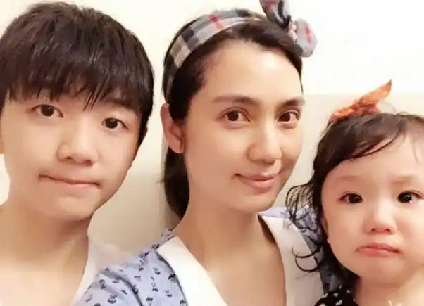 洪欣18岁儿子近照,越长越像张丹峰,改名换姓与生父划清界限