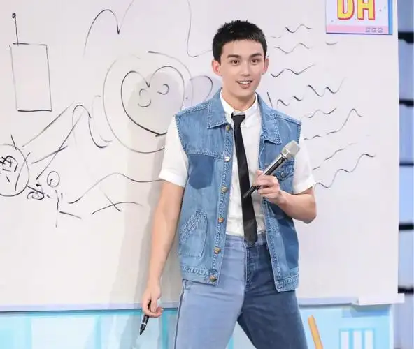 吴磊拍摄蓝色纯净大片狼尾头帅气感十足满满都是少年感