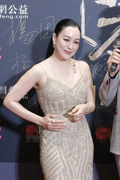 49岁钟丽缇让人费解!穿红色鱼尾裙比例吓人,t台走秀成全场焦点