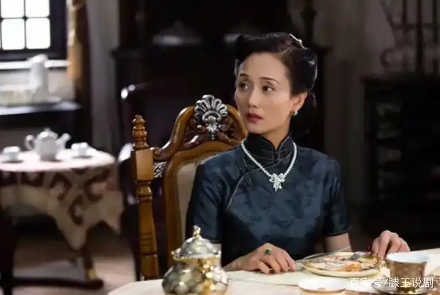 谈起演员李颖,大家对她的第一印象都是她那迷人的嗓音与自带贵族气质