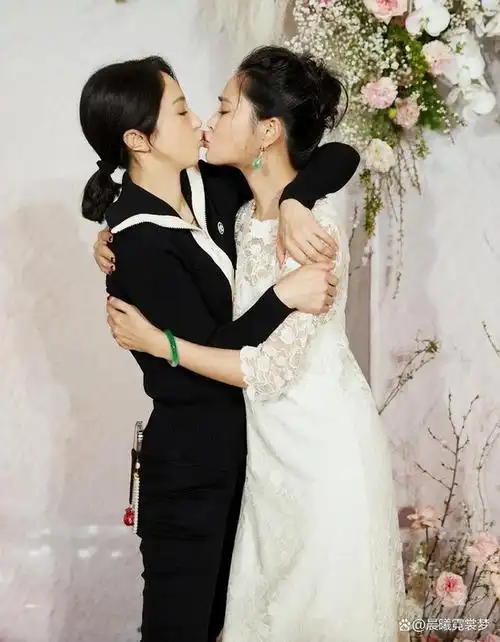 董璇晒与关悦合照为其庆生,两人同龄的状态,尽显已婚和离异差距