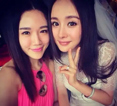 杨幂闺蜜晒亲密合照,两人以老公老婆相称,还曾参加杨幂婚礼