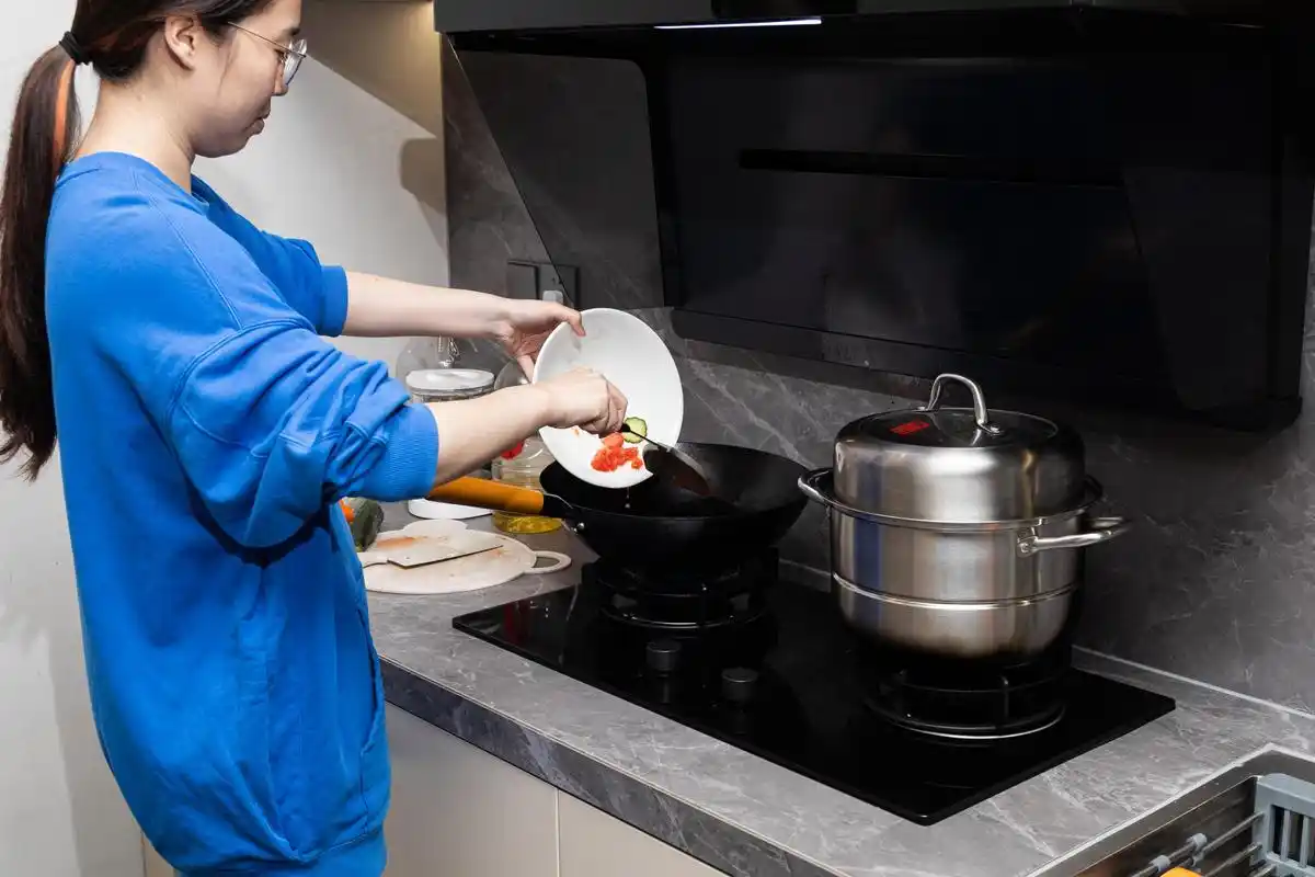 真正的厨房污染看不见!父母有这3个炒菜习惯,越早干预越好