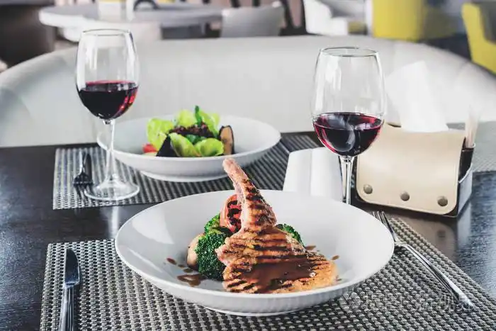 浪漫的晚餐在 resraurant.两个开胃菜和两个