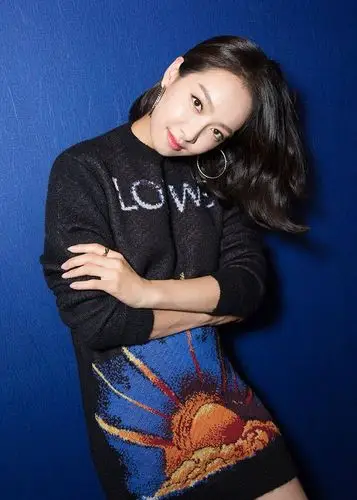 宋茜毛衣长度到大腿的一半再搭配时尚的露趾靴