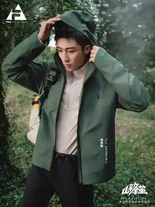 黄景瑜这身穿搭的fila 山锋茧户外防护梭织夹克很亮眼哦.