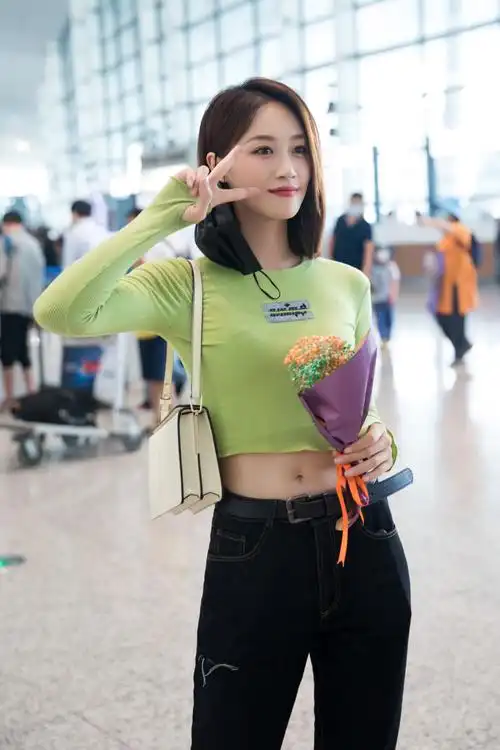 蓝盈莹走机场,穿荧光绿上衣配牛仔裤很高级,这腰围太"过分"了