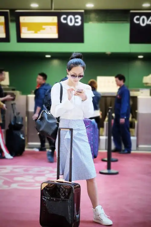 韩雪素颜低调现身机场 轻松驾驭清新学院风