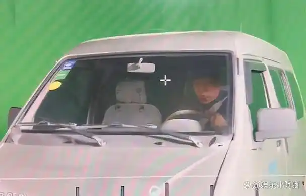 为了达到逼真的效果,有一些剧组会采用"大车拉小车"的方法,将场景中的