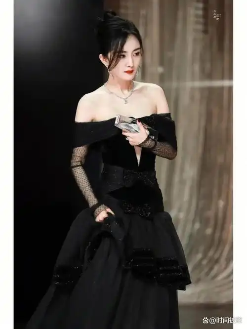 女明星走红毯捂胸,是自信还是保守?金星的一席话,引发网友激辩!