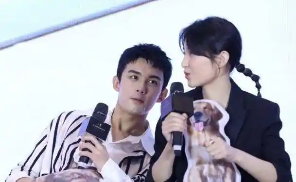 吴磊张子枫演绎"一见钟情",眼神对视那一刻:是心动啊!