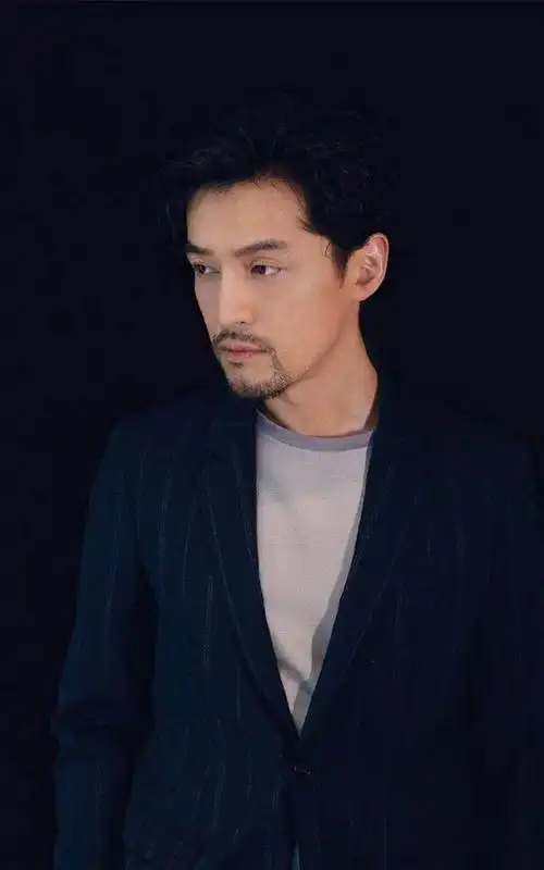 穿西装,留小胡子的胡歌也是帅到没朋友呢.