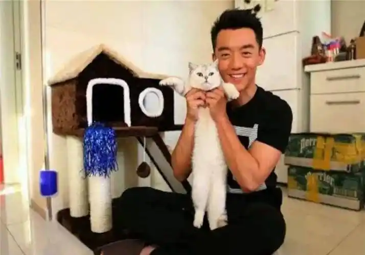 原创郑恺陪苗苗回娘家夫妻二人恩爱甜蜜不知道什么时候才补办婚礼