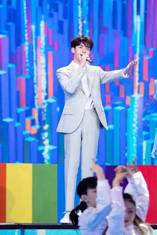 曾舜晞说年终总结要有作品##曾舜晞现身龙年春晚彩排