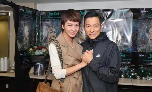 老友齐聚演唱会刘德华又调皮了与梁咏琪的合影姿势有亮点