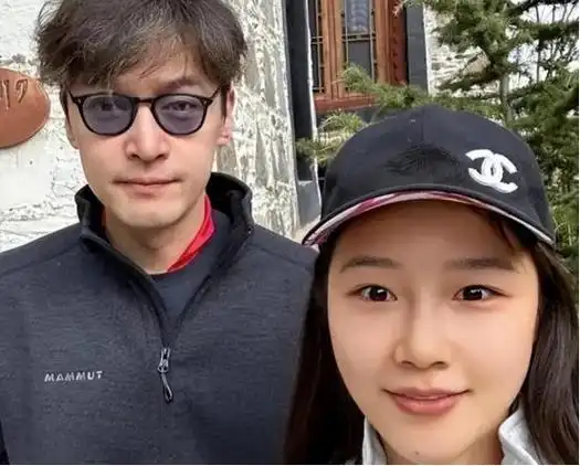 胡歌与妻子黄曦宁拉萨之行低调公益甜蜜随行