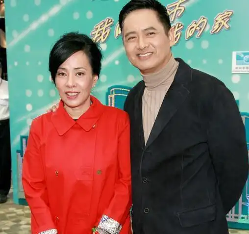 62岁周润发膝下无子的真相浮出水面,陈玉莲真是毁他一生的女人吗?