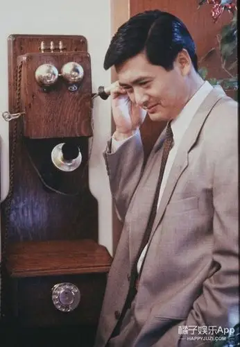 老照片周润发年轻的时候真是太酷了不愧是经典男神