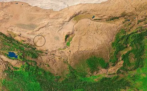 东部是腾格里沙漠,西北是巴丹吉林沙漠.黄河流经该村南面.