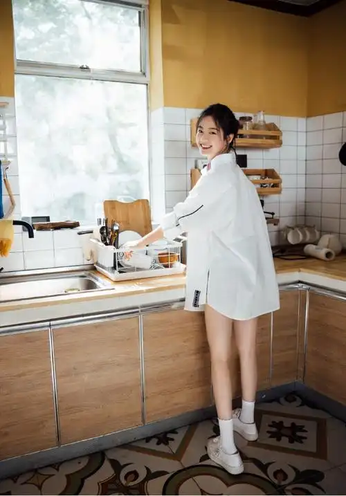 虽然是00后,但是李庚希已经长到了一米七,所以也有着非常傲人的大长腿