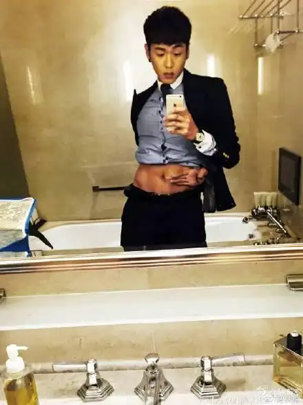 张若昀腹肌迷人