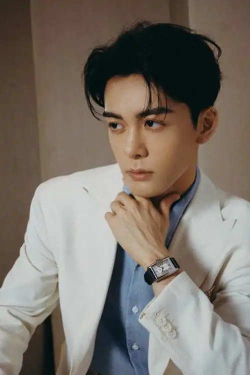 曾舜晞简约白色西装造型##又在看曾舜晞的手了