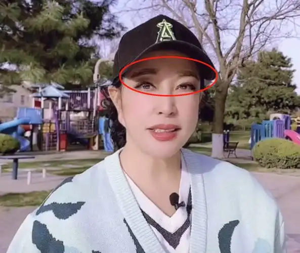 65岁刘晓庆在公园拍视频皮肤光滑白皙显年轻网友耳朵怎么了