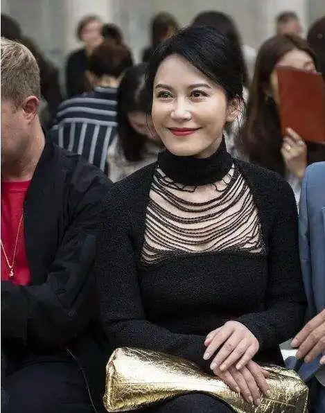 有种整容叫俞飞鸿素颜照年近50无皱纹气质显优雅成冻龄