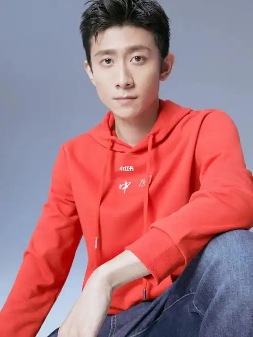 早秋穿搭 | 张一山同款卫衣_卫衣_张一山_穿搭_百褶裙_初秋穿搭_小